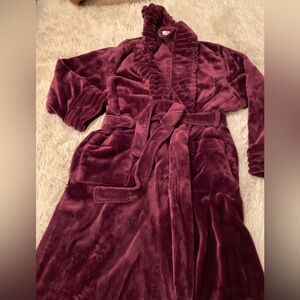 Sonoma Plush Burgundy Robe patterned neck line/sleeve Great condition